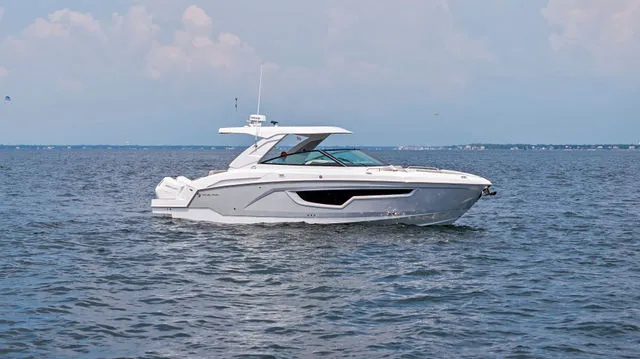 Slide: The Image of Cruisers 38 GLS South Beach Outboard 2024 - 43