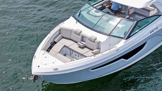 Slide: The Image of Cruisers 38 GLS South Beach Outboard 2024 - 46