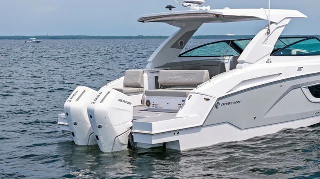 Slide: The Image of Cruisers 38 GLS South Beach Outboard 2024 - 47