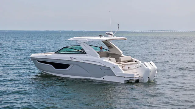 Slide: The Image of Cruisers 38 GLS South Beach Outboard 2024 - 48