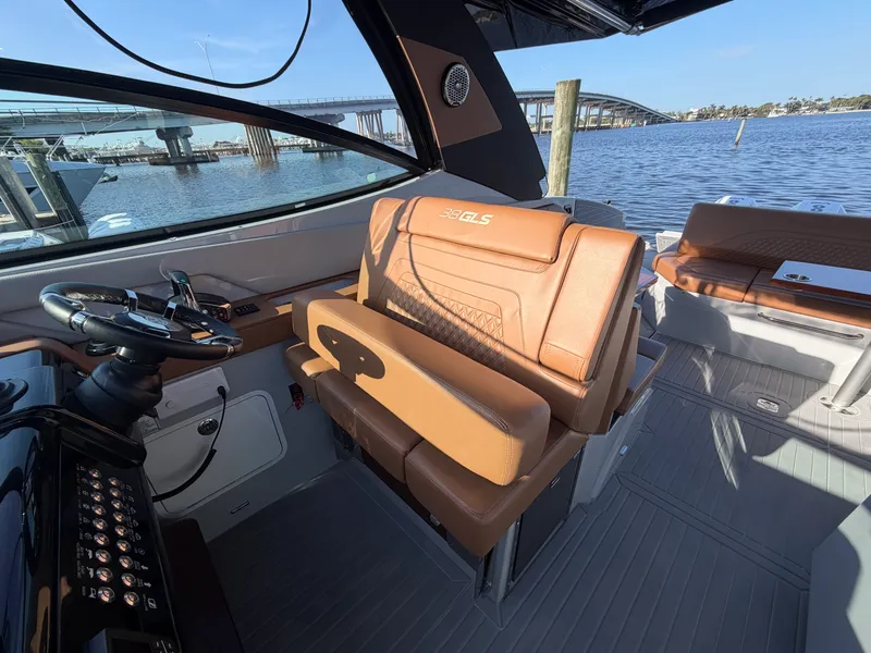 Slide: The Image of Cruisers 38 GLS South Beach Outboard 2024 - 28