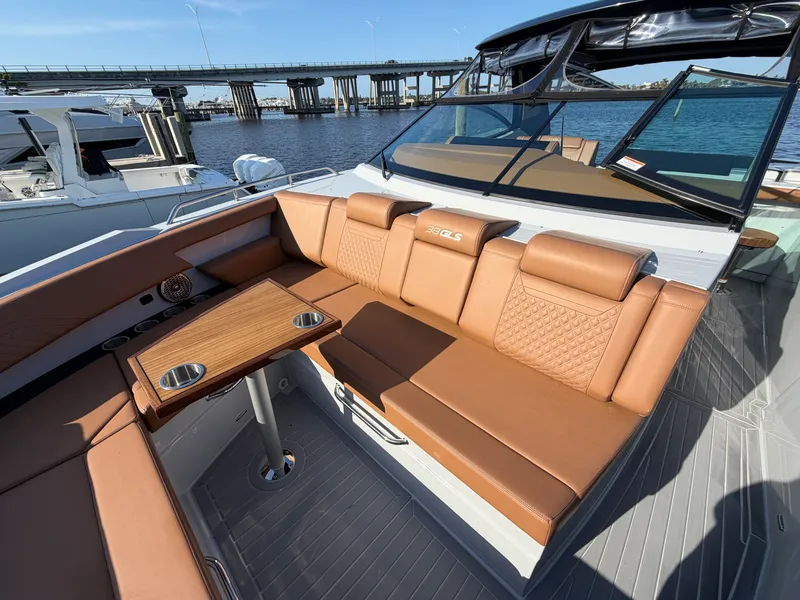 Slide: The Image of Cruisers 38 GLS South Beach Outboard 2024 - 44