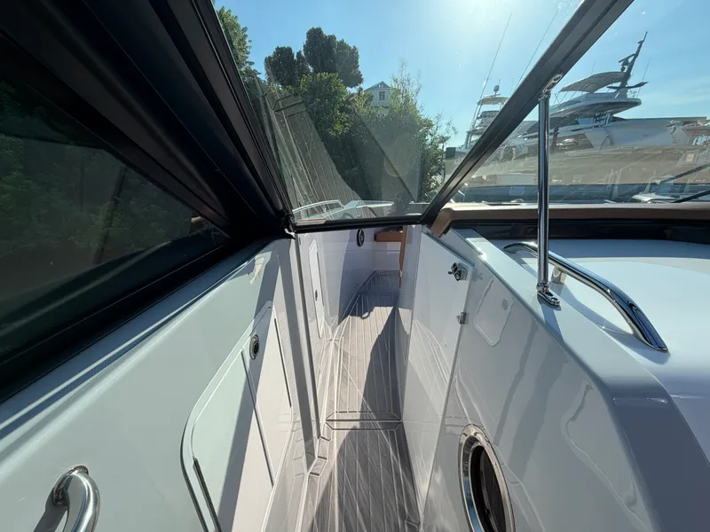 Slide: The Image of Cruisers 38 GLS South Beach Outboard 2024 - 40
