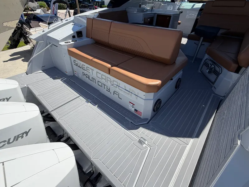 Slide: The Image of Cruisers 38 GLS South Beach Outboard 2024 - 5