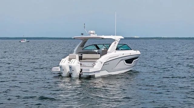Slide: The Image of Cruisers 38 GLS South Beach Outboard 2024 - 53