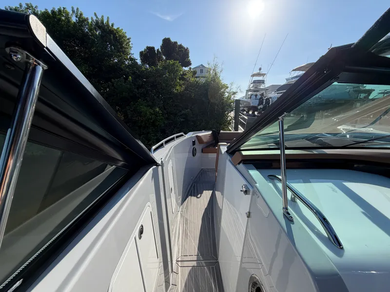 Slide: The Image of Cruisers 38 GLS South Beach Outboard 2024 - 41