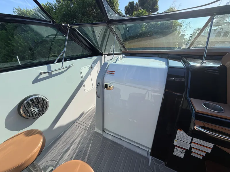 Slide: The Image of Cruisers 38 GLS South Beach Outboard 2024 - 32