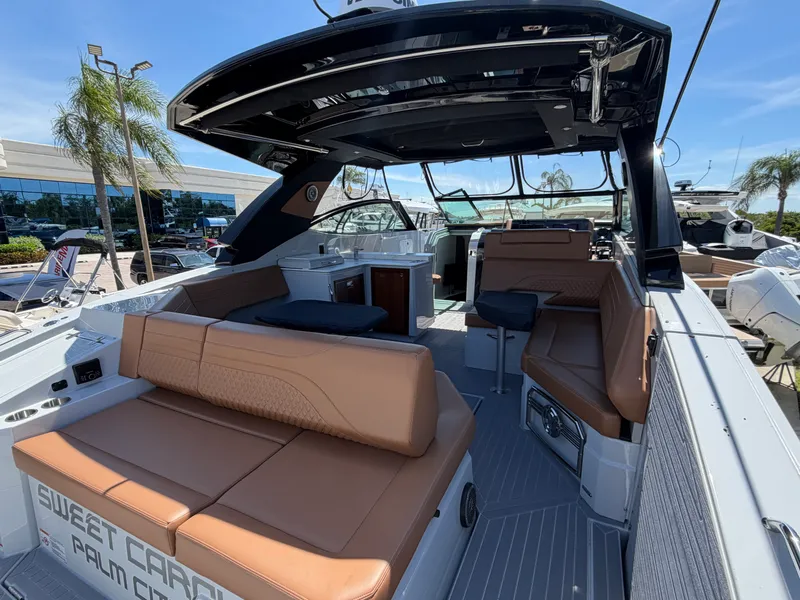 Slide: The Image of Cruisers 38 GLS South Beach Outboard 2024 - 6