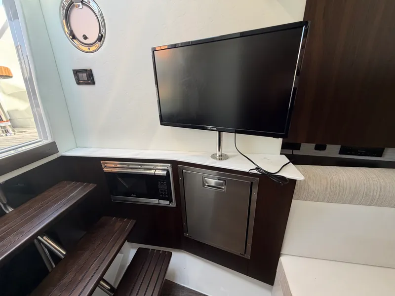 Slide: The Image of Cruisers 38 GLS South Beach Outboard 2024 - 37