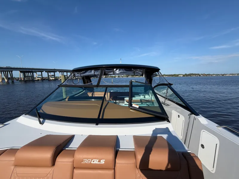 Slide: The Image of Cruisers 38 GLS South Beach Outboard 2024 - 45