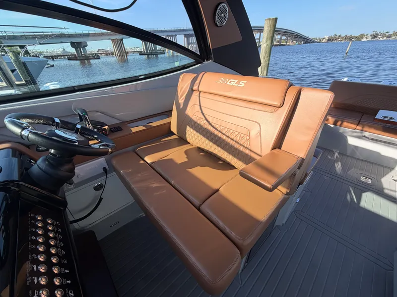 Slide: The Image of Cruisers 38 GLS South Beach Outboard 2024 - 29