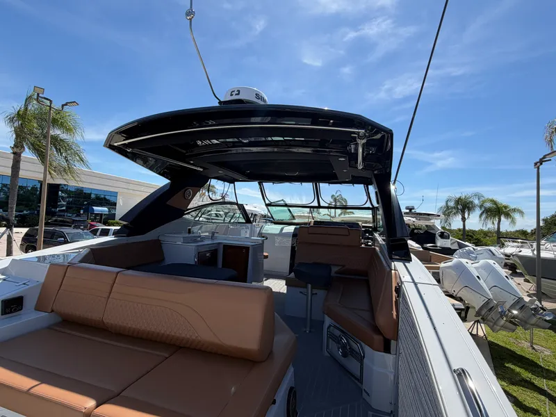 Slide: The Image of Cruisers 38 GLS South Beach Outboard 2024 - 7