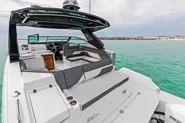 Slide: The Image of Cruisers 38 GLS South Beach Outboard 2024 - 73