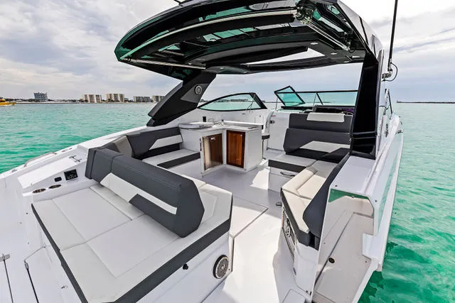 Slide: The Image of Cruisers 38 GLS South Beach Outboard 2024 - 78