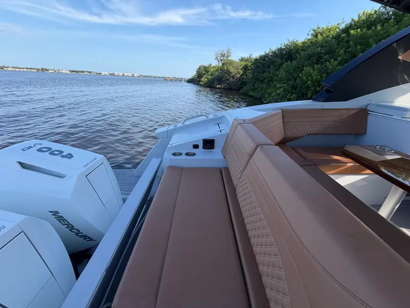 Slide: The Image of Cruisers 38 GLS South Beach Outboard 2024 - 16