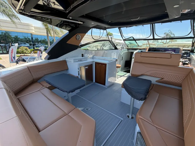 Slide: The Image of Cruisers 38 GLS South Beach Outboard 2024 - 8
