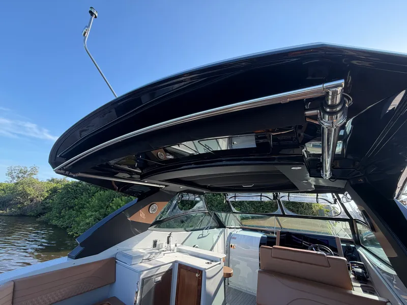 Slide: The Image of Cruisers 38 GLS South Beach Outboard 2024 - 18