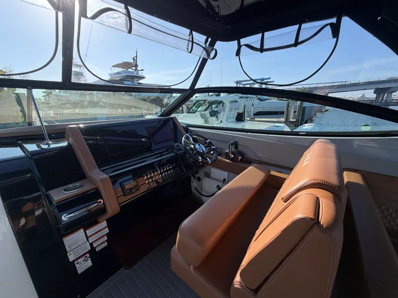 Slide: The Image of Cruisers 38 GLS South Beach Outboard 2024 - 24