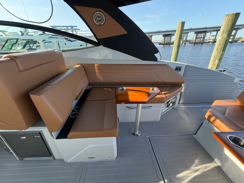 Slide: The Image of Cruisers 38 GLS South Beach Outboard 2024 - 19