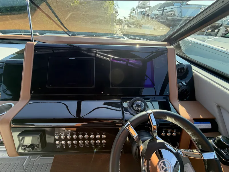 Slide: The Image of Cruisers 38 GLS South Beach Outboard 2024 - 26