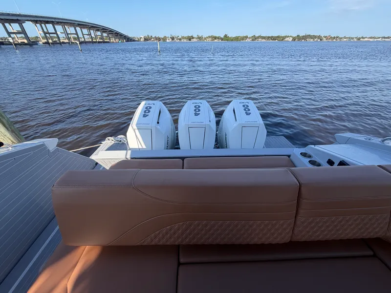 Slide: The Image of Cruisers 38 GLS South Beach Outboard 2024 - 17