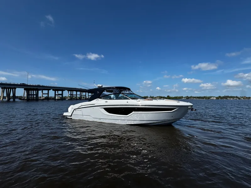 The Image of Cruisers 38 GLS South Beach Outboard 2024 - 0