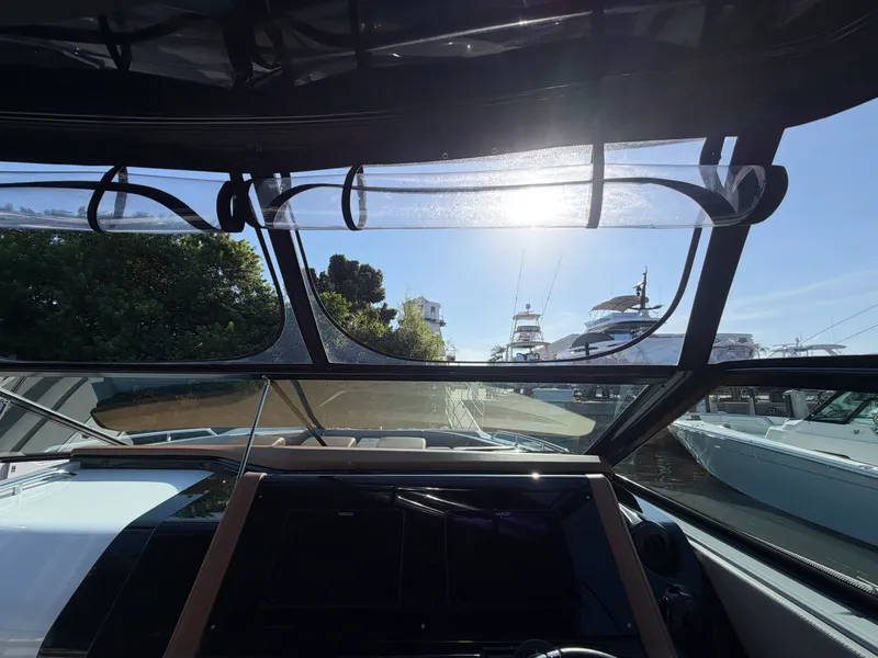 Slide: The Image of Cruisers 38 GLS South Beach Outboard 2024 - 31