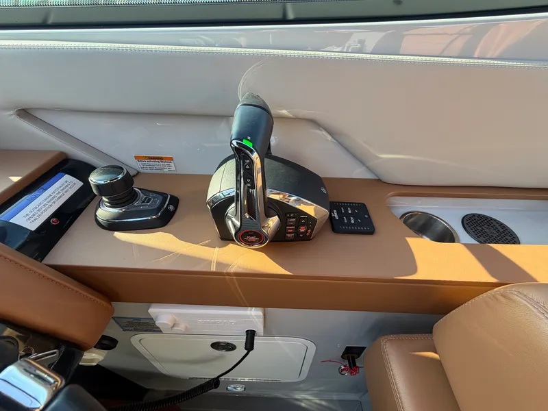 Slide: The Image of Cruisers 38 GLS South Beach Outboard 2024 - 27