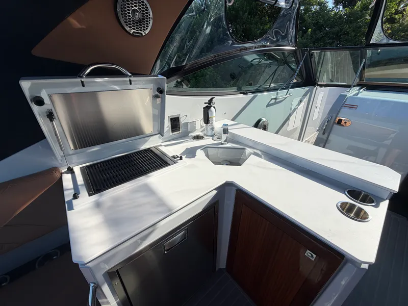 Slide: The Image of Cruisers 38 GLS South Beach Outboard 2024 - 20