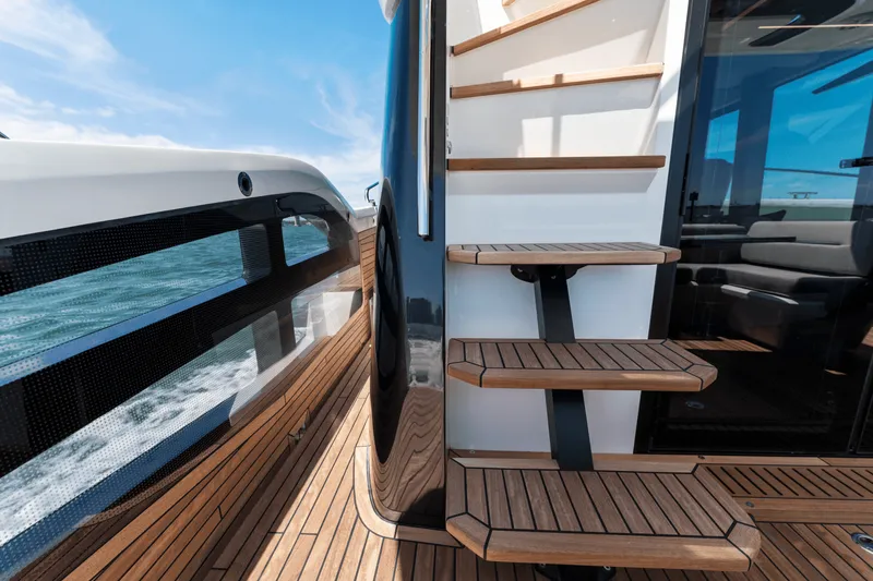 Slide: The Image of Galeon 440 FLY 2025 - 28