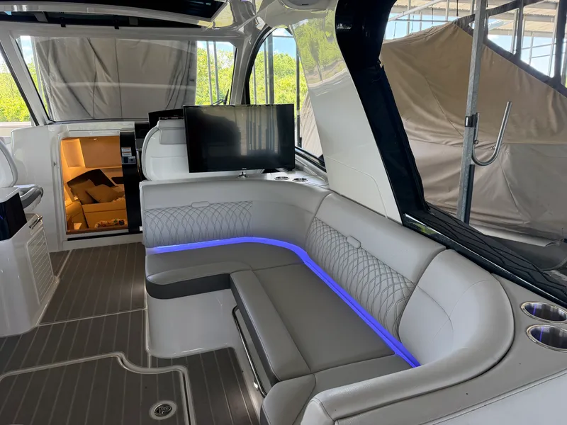Slide: The Image of Sea Ray 370 DA 2023 - 6