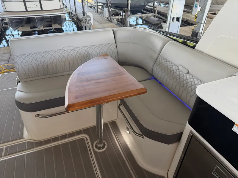 Slide: The Image of Sea Ray 370 DA 2023 - 9