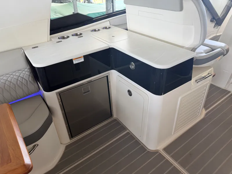 Slide: The Image of Sea Ray 370 DA 2023 - 7
