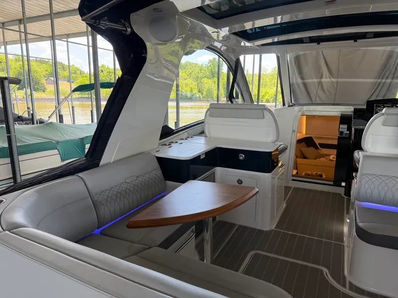Slide: The Image of Sea Ray 370 DA 2023 - 5