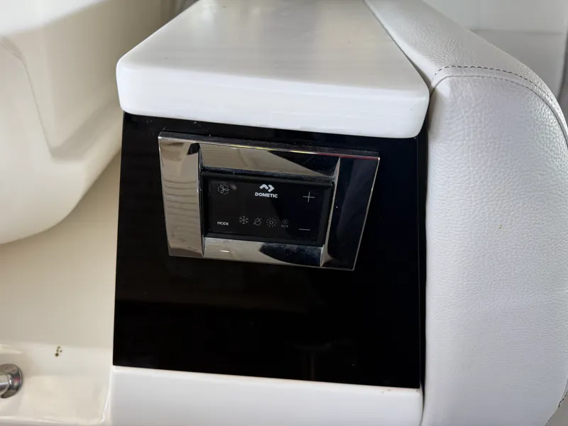 Slide: The Image of Sea Ray 370 DA 2023 - 8