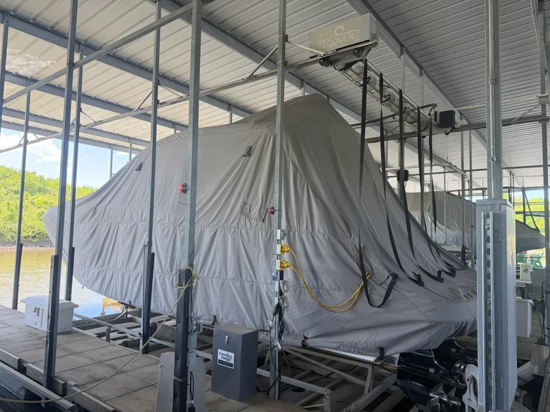Slide: The Image of Sea Ray 370 DA 2023 - 2