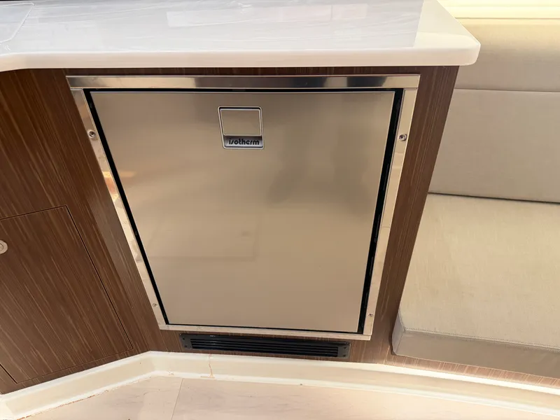 Slide: The Image of Sea Ray 370 DA 2023 - 19
