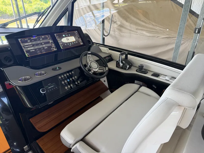 Slide: The Image of Sea Ray 370 DA 2023 - 14