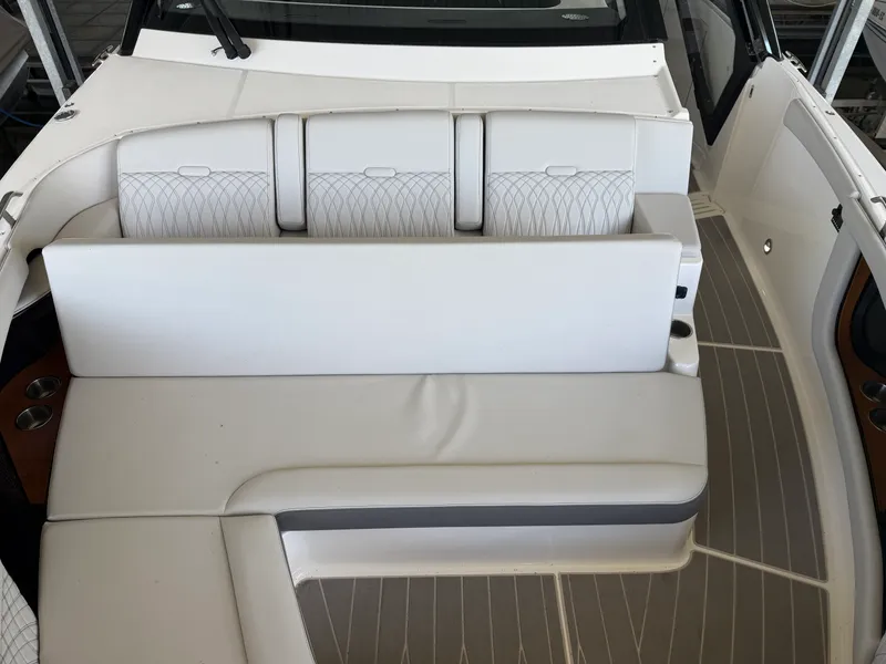 Slide: The Image of Sea Ray 370 DA 2023 - 13