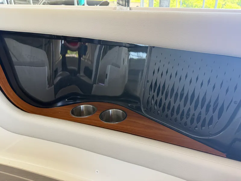 Slide: The Image of Sea Ray 370 DA 2023 - 25