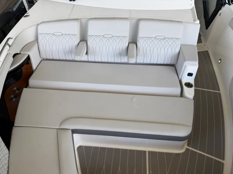 Slide: The Image of Sea Ray 370 DA 2023 - 12