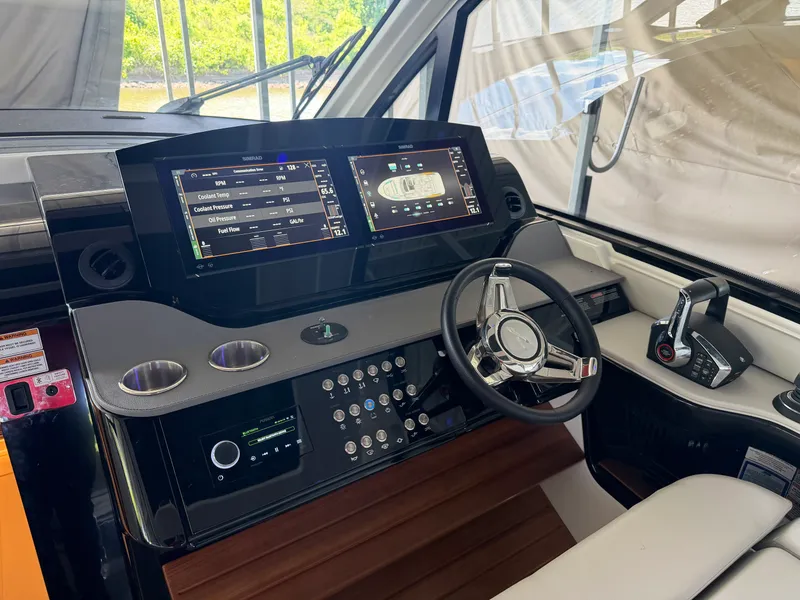 Slide: The Image of Sea Ray 370 DA 2023 - 15