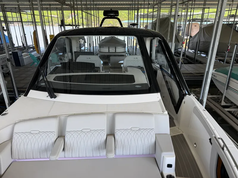 Slide: The Image of Sea Ray 370 DA 2023 - 10