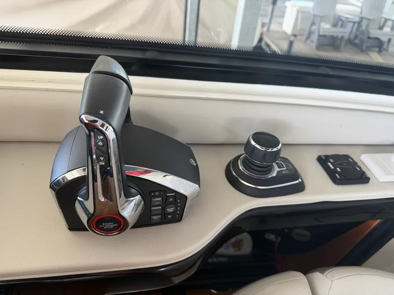 Slide: The Image of Sea Ray 370 DA 2023 - 16