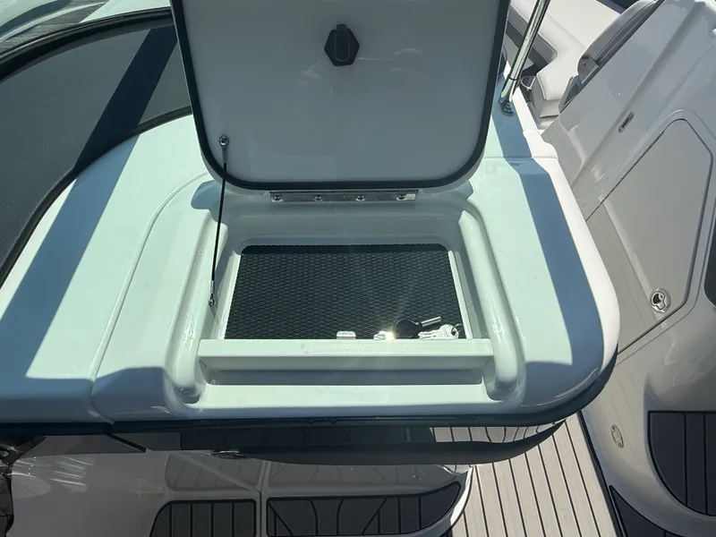 Slide: The Image of Sea Ray SLX 280 Outboard 2026 - 12