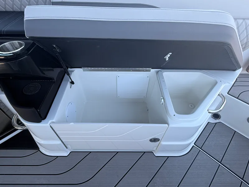 Slide: The Image of Sea Ray SLX 280 Outboard 2026 - 17