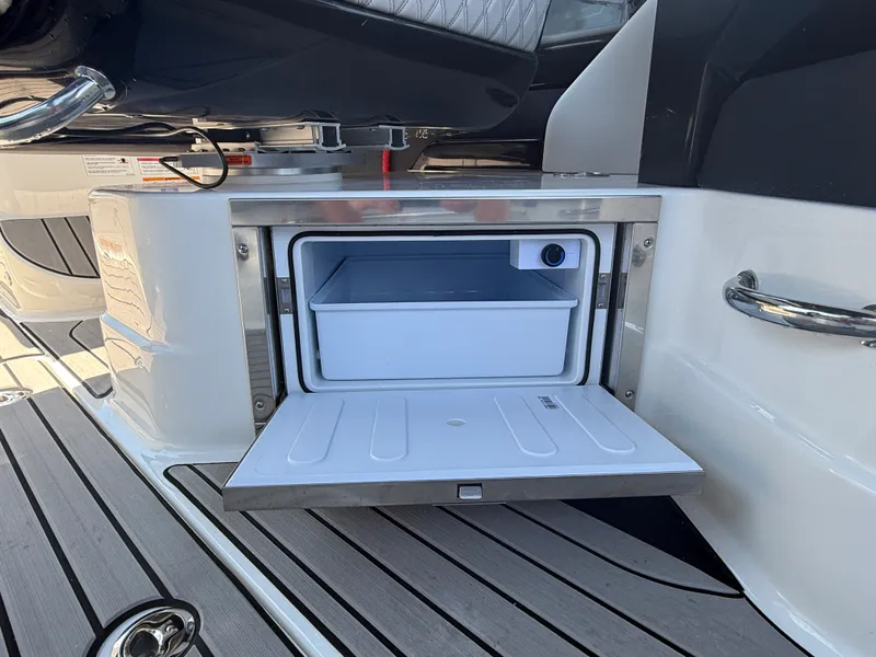 Slide: The Image of Sea Ray SLX 280 Outboard 2026 - 19