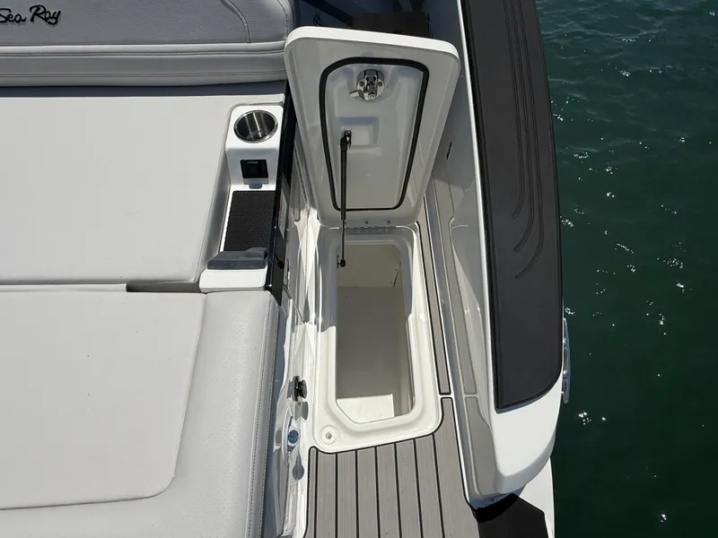 Slide: The Image of Sea Ray SLX 280 Outboard 2026 - 21