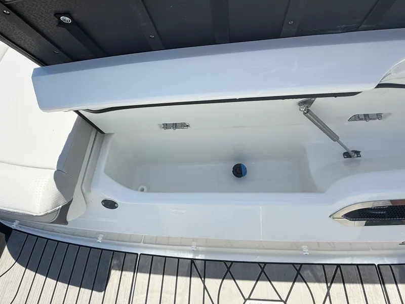 Slide: The Image of Sea Ray SLX 280 Outboard 2026 - 22