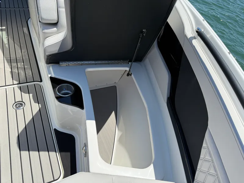 Slide: The Image of Sea Ray SLX 280 Outboard 2026 - 23